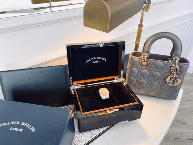 Chiếc đồng hồ đến từ thương hiệu Franck Mullier và túi Doir Lady, hai món đồ lên tới vài trăm triệu đồng.