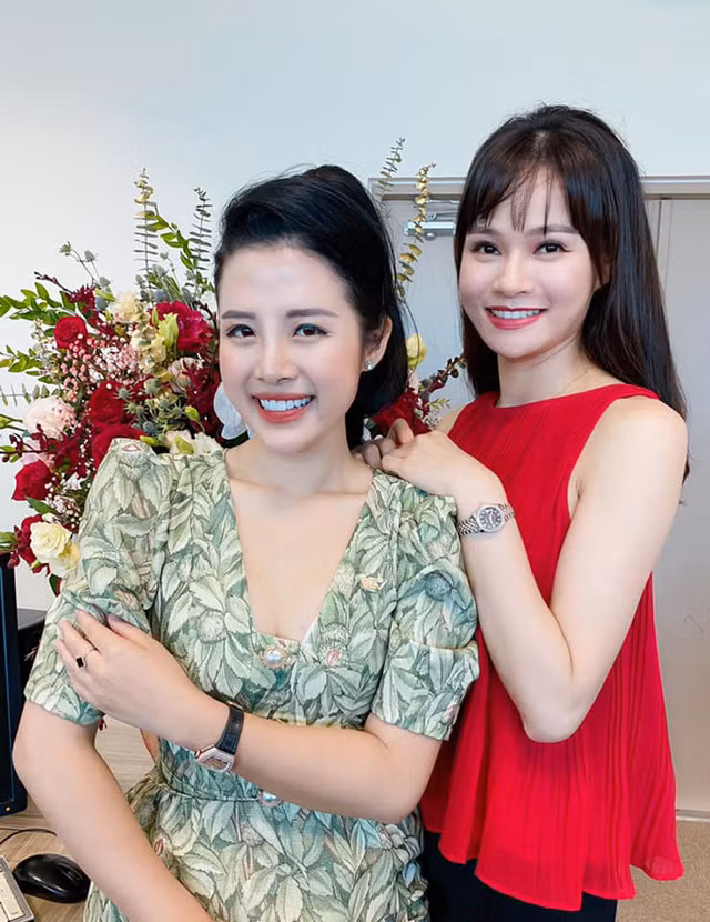 BTV Hải Vân thân thiết với BTV Thu Hương.