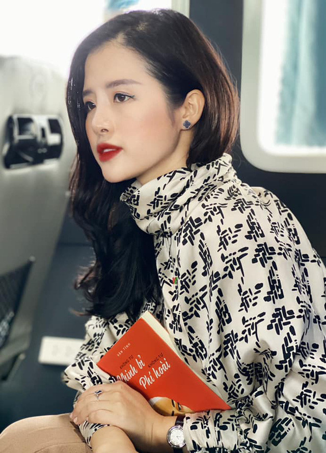 Hải Vân là gương mặt vô cùng quen thuộc của Y tế 24h, Bản tin kinh tế, Tài chính kinh doanh, Tiêu dùng 24h... Nữ MC sinh năm 1994 còn có kinh nghiệm dẫn lâu năm trên bản tin thời sự trực tiếp buổi tối trên VTC1 cùng nhiều chương trình, sự kiện quan trọng khác.