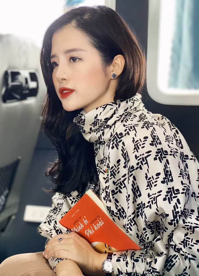 Hải Vân là gương mặt vô cùng quen thuộc của Y tế 24h, Bản tin kinh tế, Tài chính kinh doanh, Tiêu dùng 24h... Nữ MC sinh năm 1994 còn có kinh nghiệm dẫn lâu năm trên bản tin thời sự trực tiếp buổi tối trên VTC1 cùng nhiều chương trình, sự kiện quan trọng khác.