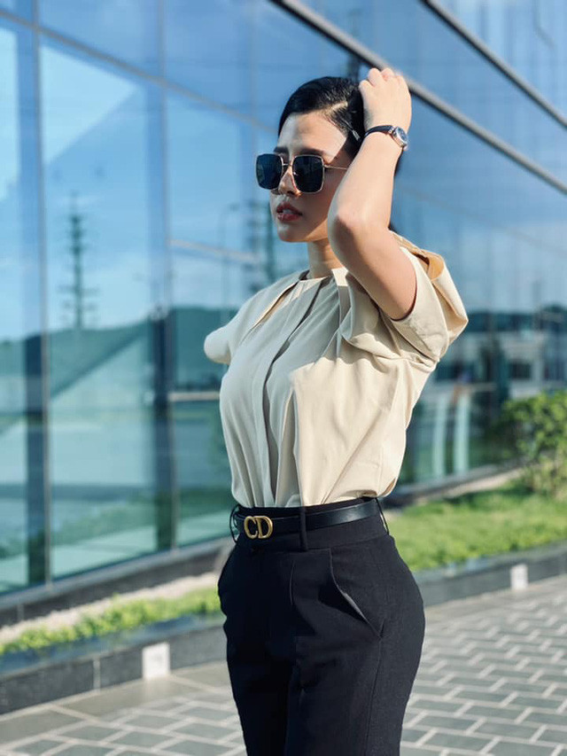 Với trang phục công sở, cô khéo léo kết hợp với thắng lưng Doir có giá khoảng 25 triệu, chiếc kính cũng đến từ thương hiệu Doir có giá khoảng 12 triệu.