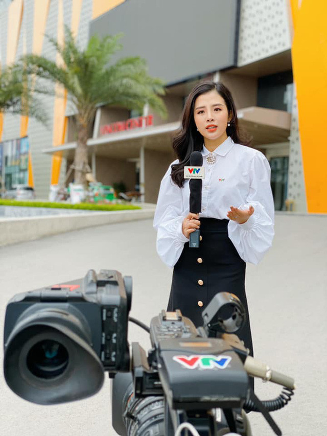 Mỗi khi di tác nghiệp, cô thường chọn những bộ đồ công sở, đơn giản và năng động.