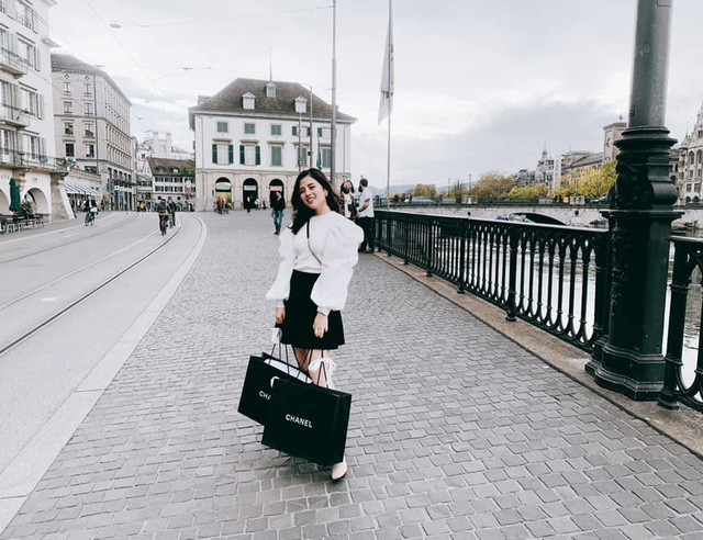 Sở hữu ngoại hình không thua kém hot girl, hoa hậu nào. Cô còn có gu thời trang sành điệu, nhiều hàng hiệu đắt tiền của các nhà mốt nổi tiêng trên thế giới.