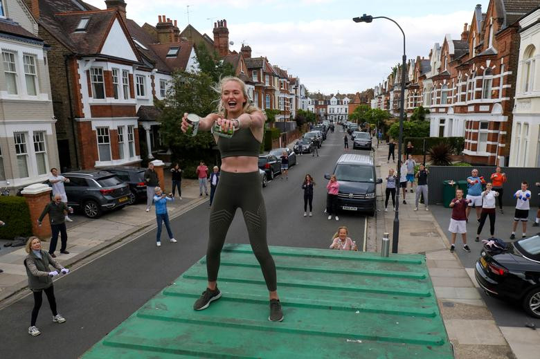 Huấn luyện viên Flo Dowler hướng dẫn cho các cư dân ở đại lộ Napier tập thể dục tại Fulham, Tây London, Anh, ngày 11/5.