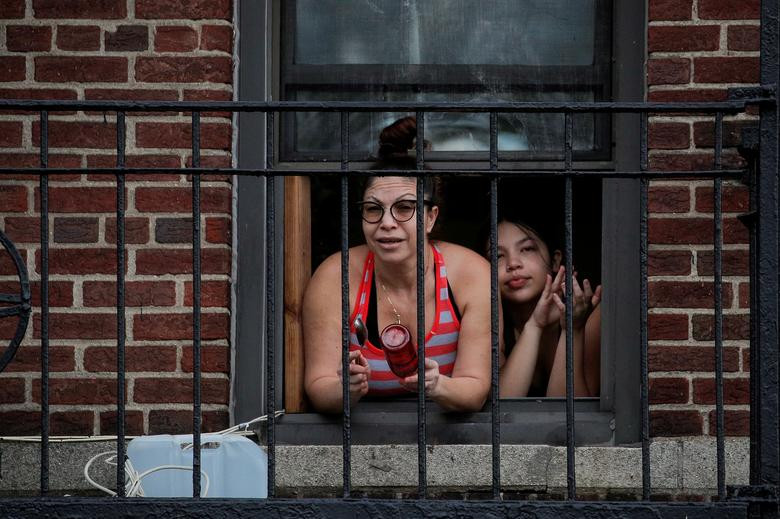 Người dân vỗ tay cổ vũ các nhân viên y tế tại Brooklyn, New York, hôm 12/5.