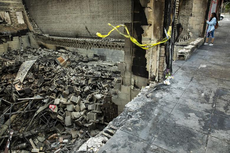 Một tòa nhà gần như bị phá hủy hoàn toàn trong cuộc biểu tình vừa qua ở Minneapolis.