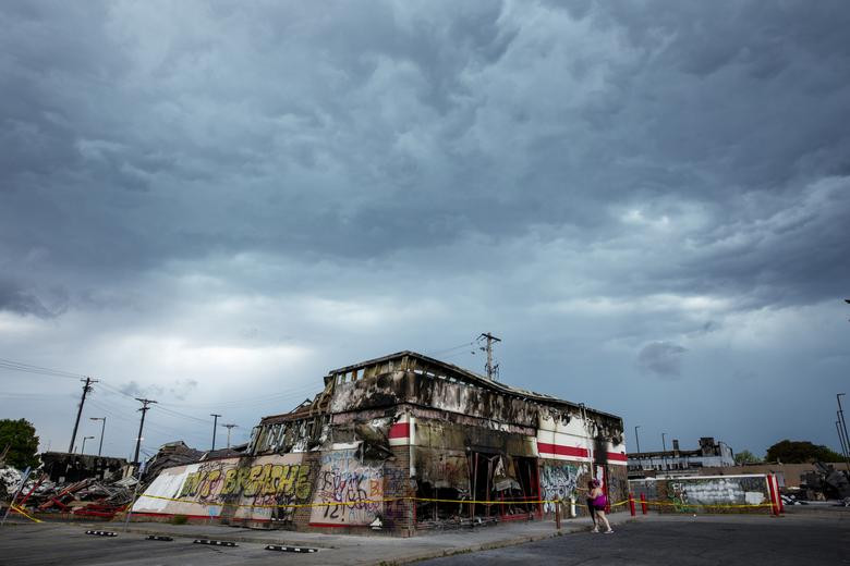 Khung cảnh tiêu điều tại một góc phố của Minneapolis hôm 2/6, sau những ngày chìm trong bạo lực.