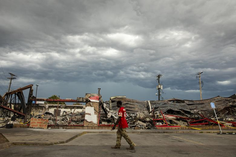 Sau những ngày biểu tình bạo lực và đụng độ xảy ra, thành phố Minneapolis trở nên tan hoang, không khác gì một "vùng chiến sự".