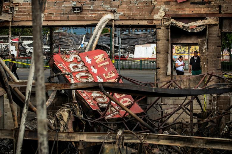 Trước đó, vào ngày 25/5, khi thực hiện vụ bắt giữ, cảnh sát Derek Chauvin đã đè đầu gối lên cổ của George Floyd trong vòng 8 phút, khiến nạn nhân tử vong.