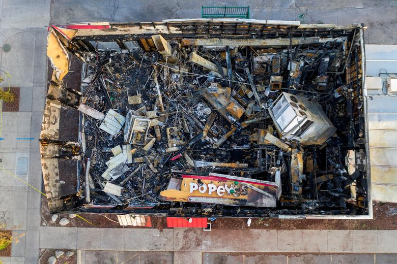 Những bức ảnh của Reuters đăng tải phần nào cho thấy cơn phẫn nộ của người dân như thế nào sau cái chết của người đàn ông da màu George Floyd.