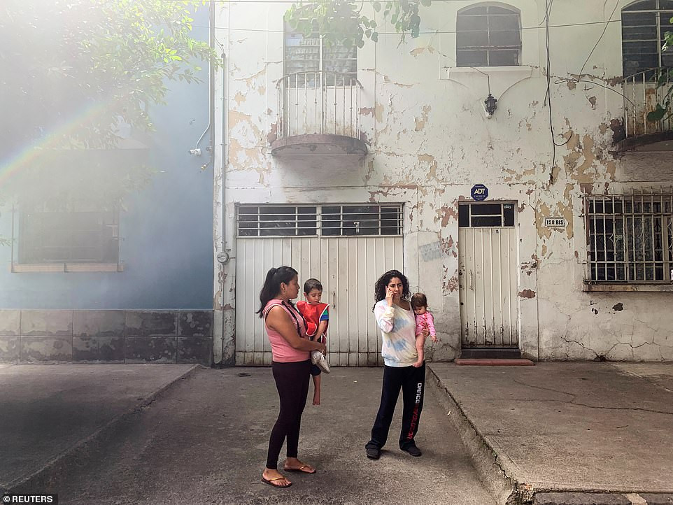 Cư dân ở Mexico City phải chạy ra khỏi nhà khi động đất mạnh 7,5 độ richter xảy ra.