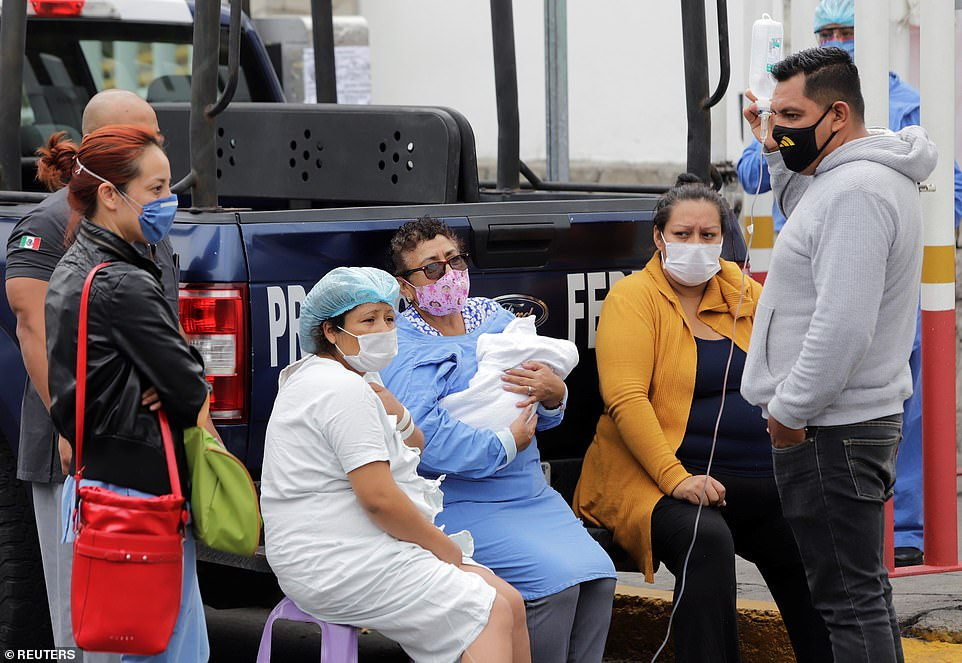 Các bệnh nhân của một bệnh viện ở Mexico City được sơ tán ra ngoài để đảm bảo an toàn hôm 23/6.