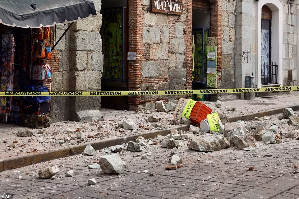 Một tòa nhà bị hư hại nặng ở Oaxaca, Mexico.