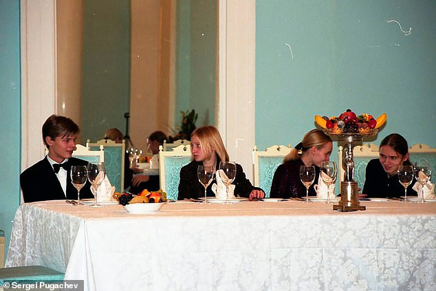 Từ trái sang phải: Alexander Pugachev, Katerina, Maria Putina, và Viktor Pugachev tại nhà của tý phú Nga Sergei Pugachev đầu những năm 2000.