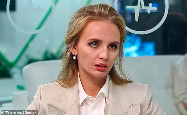 Theo Daily Mail, Maria, hiện giờ 35 tuổi, là một nhà nghiên cứu trong lĩnh vực y tế và là chuyên gia về chứng thấp lùn.