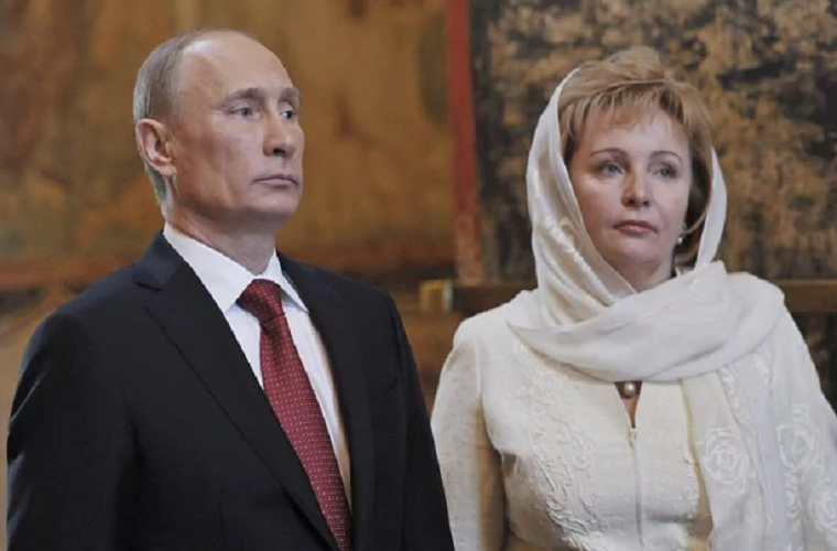 Vợ cũ của Tổng thống Putin, bà Lyudmila, từng thừa nhận rằng ông Putin là một người cha mẫu mực. “Mặc dù không có nhiều thời gian dành cho con nhưng ông ấy vẫn luôn chăm sóc và ở bên các con lúc cần thiết”, bà Lyudmila chia sẻ.