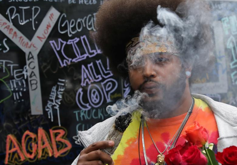 Người đàn ông tham gia cuộc biểu tình trong "khu tự trị" này hôm 13/6. Mời độc giả xem thêm video về vụ việc người đàn ông da màu George Floyd tử vong (Nguồn video: VTC Now)