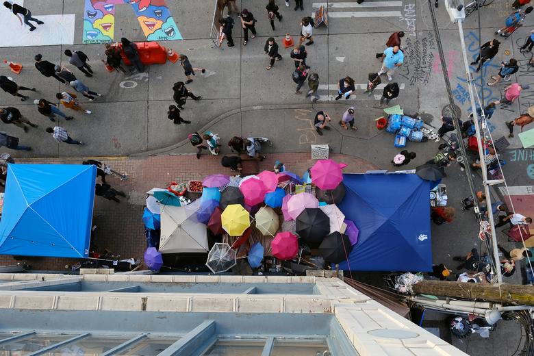 Nhiều người dân tập trung trên đường phố tại "khu tự trị" ở thành phố Seattle ngày 11/6.