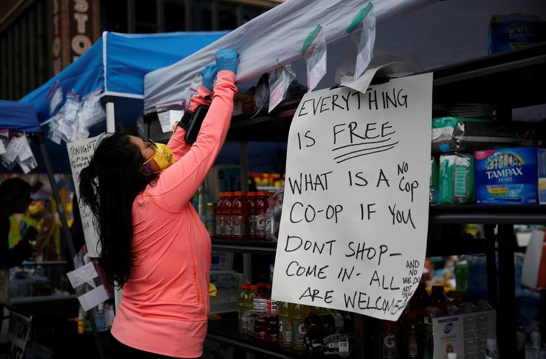 Quầy hàng cung cấp thực phẩm, đồ uống và nhiều mặt hàng khác miễn phí cho các thành viên trong "cộng đồng tự trị" ở Seattle hôm 14/6.