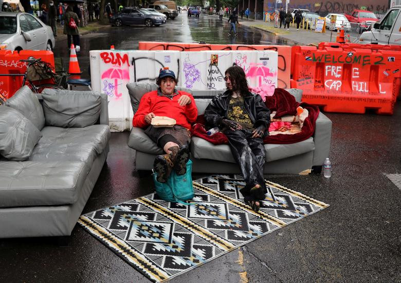 Hãng thông tấn Reuters mới đây đăng tải những hình ảnh mới nhất chụp bên trong "khu tự trị Capitol Hill" ở thành phố Seattle.