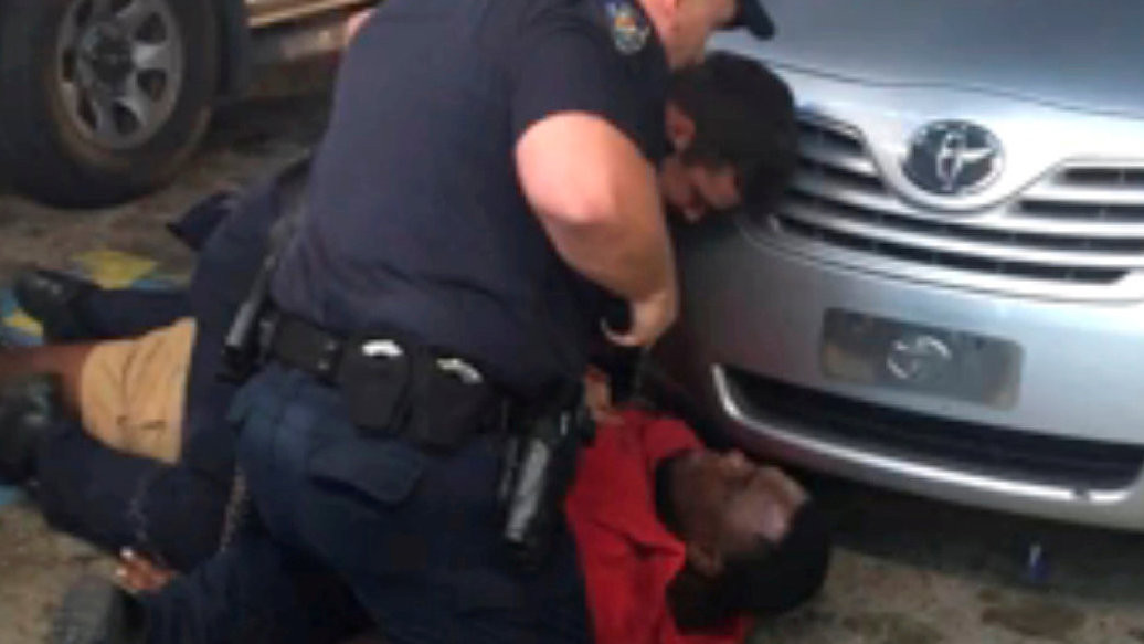 Trong đoạn video được công bố, hai cảnh sát đã nổ súng vào ngực ông Alton Sterling khi người này đang bị ghì chặt dưới đất. Đoạn video khiến người dân Mỹ phẫn nộ và đòi sa thải cảnh sát trưởng của thành phố Baton Rouge. Bộ Tư pháp Mỹ sau đó quyết định mở cuộc điều tra về vụ việc. Ảnh: NYT.