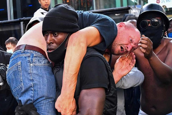 Bat ngo danh tinh nguoi da trang duoc “nguoi hung” da mau giai cuu