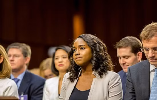 Chan dung nu quan chuc da mau cap cao tu chuc vi ong Trump-Hinh-8