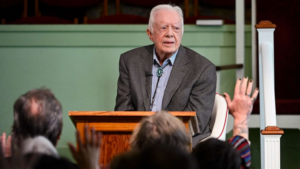 Ngày 4/6, Trung tâm Carter đưa ra một tuyên bố thay mặt cựu Tổng thống Jimmy Carter và phu nhân Rosalynn: “Rosalynn và tôi cảm thấy đau xót khi chứng kiến sự bất công về vấn đề chủng tộc khiến nước Mỹ rơi vào thảm cảnh. Chúng tôi đồng cảm với các gia đình nạn nhân và những ai cảm thấy vô vọng trước nạn phân biệt chủng tộc”. Ảnh: ABC News.