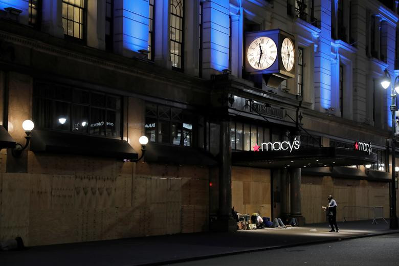 Các cửa hàng đóng cửa sau 20 giờ tối 6/6, giờ giới nghiêm tại Manhattan.