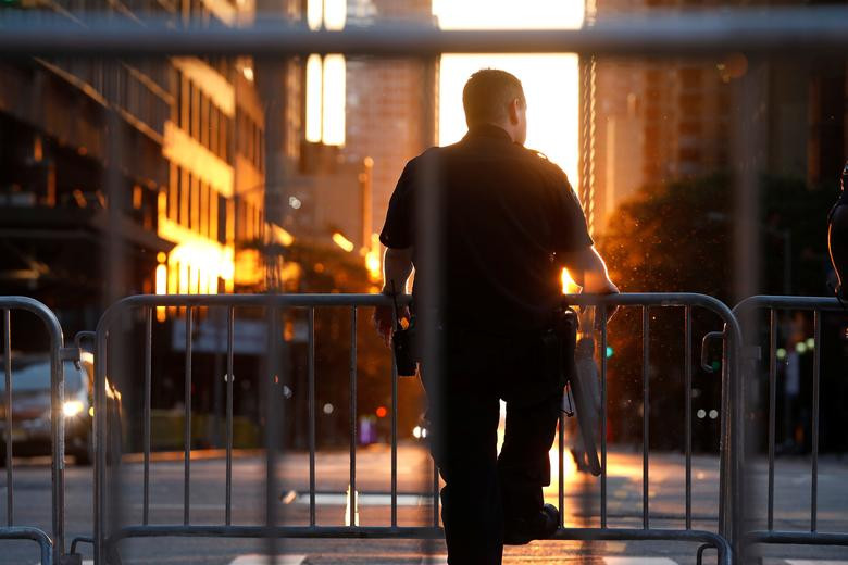 Cảnh sát đứng gác trên phố 42 sau 20 giờ tối tại Manhattan.