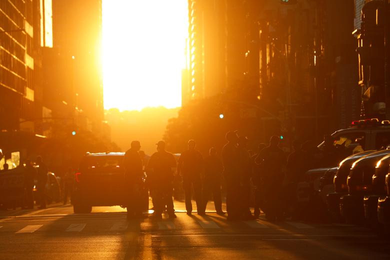 Trước đó, nhiều kẻ lợi dụng tình hình hỗn loạn trong cuộc biểu tình để đập vỡ kính các cửa hiệu và cướp bóc tại một số cửa hàng trong khu phố Manhattan và nhiều địa điểm khác tại New York. Mời độc giả xem thêm video về vụ việc người đàn ông da màu George Floyd tử vong (Nguồn video: VTC Now)