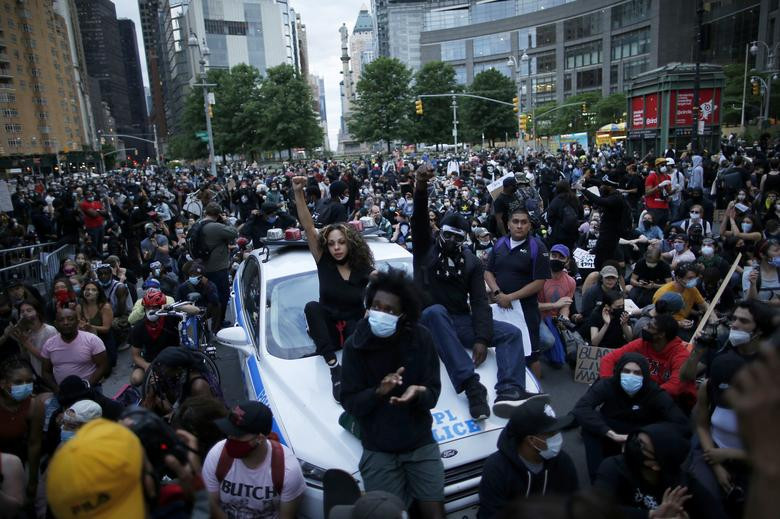 Khi tình hình biểu tình không có dấu hiệu "hạ nhiệt", giới chức thành phố New York đã phải ban bố lệnh giới nghiêm từ ngày 1/6. Cho đến ngày 7/6, lệnh giới nghiêm mới được dỡ bỏ.