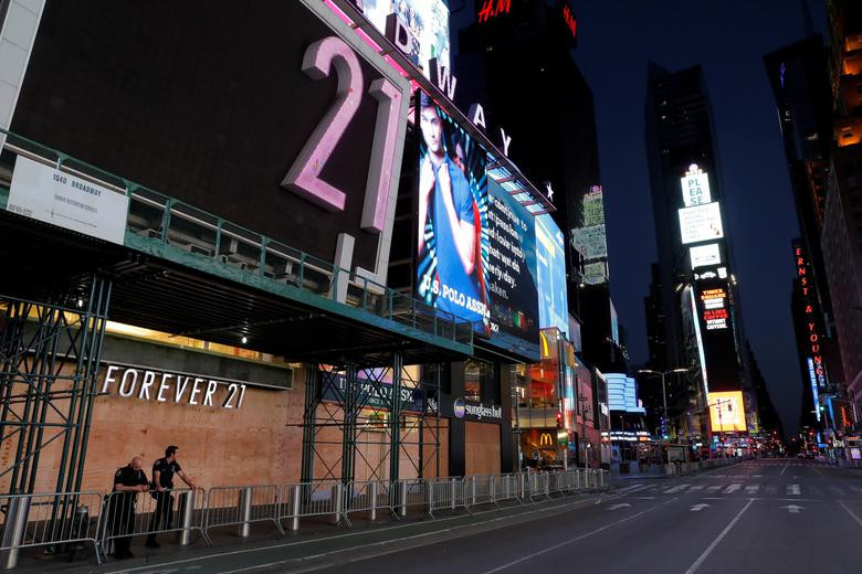 Những cửa hàng ở khu vực Quảng trường Thời đại đóng cửa trong thời gian giới nghiêm.