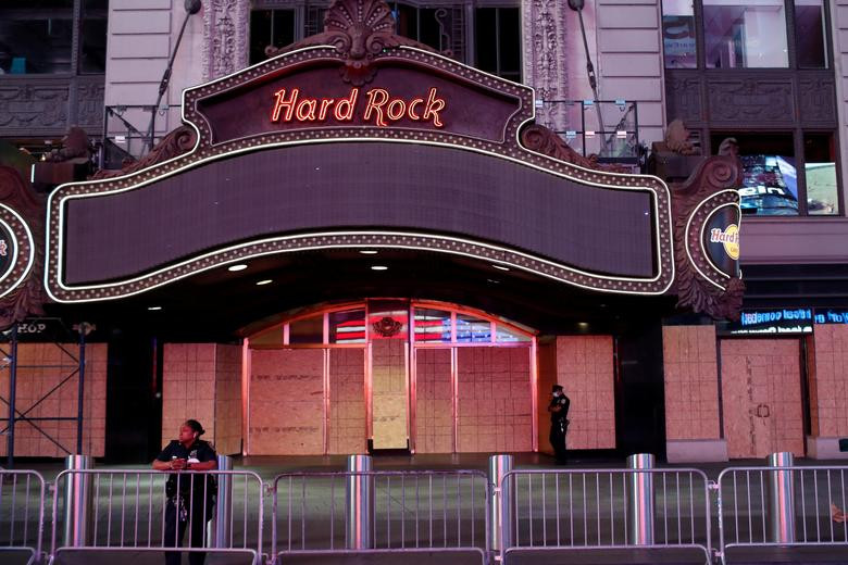 Trong khoảng thời gian giới nghiêm (từ tối hôm trước đến sáng ngày hôm sau), New York trở nên vắng lặng lạ thường.