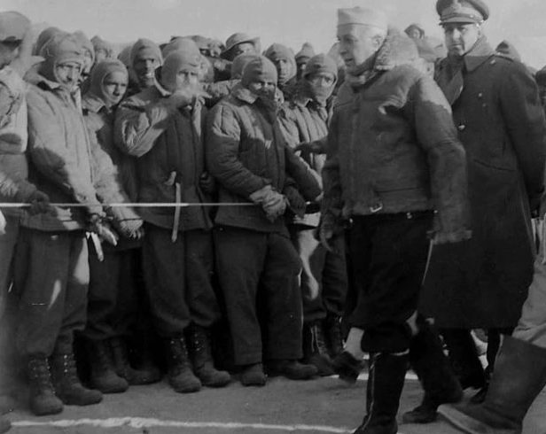 Sau khi chiến tranh kết thúc, Bộ trưởng Quốc phòng Ấn Độ từ chức, Thủ tướng Ấn Độ khi đó là ông Jawaharlal Nehru chịu chỉ trích và áp lực nặng nề. Ảnh: Thủ tướng Jawaharlal Nehru thăm các binh sĩ tại khu NEFA năm 1962. Ảnh: IT. 