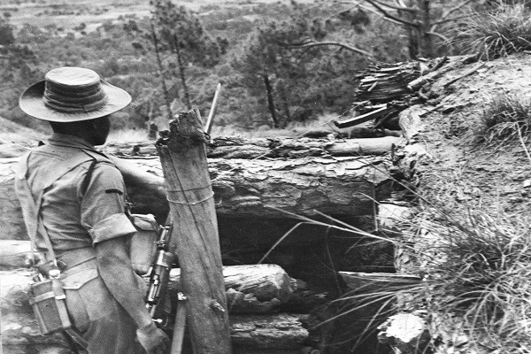 Một binh sĩ Ấn Độ đứng gác trước boongke tại khu vực biên giới Ladakh năm 1962. Mời độc giả xem thêm video: Ấn Độ - Trung Quốc đụng độ tại khu vực biên giới gần đây (Nguồn video: VTC Now)