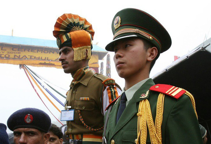 “Mối quan hệ Trung-Ấn đang ở trong giai đoạn nhạy cảm. Nếu Trung Quốc không hành động đúng đắn, căng thẳng còn tiếp tục gia tăng”, Ashok Kantha, cựu Đại sứ Ấn Độ tại Trung Quốc, nhận định. Ảnh: Binh sĩ Ấn Độ và Trung Quốc tại cửa khẩu trên đèo Nathu La nối bang Sikkim (Ấn Độ) và Tây Tạng (Trung Quốc). Ảnh: Reuters. 