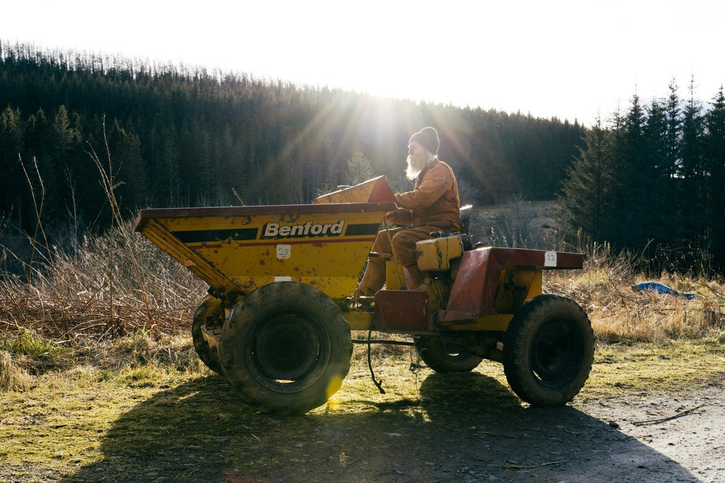 Hàng ngày, ông tự tay làm những công việc đồng áng nhưng vẫn tới siêu thị mua đồ ăn nếu cần. Ông có điện thoại và máy tính để liên lạc với con gái, nhưng hầu như mọi ngày cuộc sống của ông chỉ có một mình.