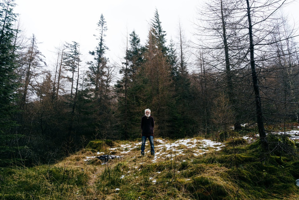 Ông Ken Smith, 74 tuổi, được biết đến với tên gọi "Người cô độc của Treig" vì sống một mình trong ngôi nhà gỗ giữa cánh rừng, không có tiện nghi hiện đại nào, kể từ năm 1984.