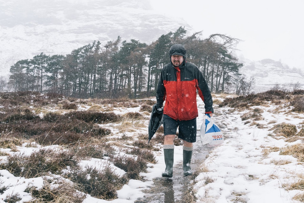 Khu vực nơi ông McDonald sinh sống không có sóng điện thoại, đường xá và người qua lại. Mỗi lần đi mua đồ ăn, ông phải đi bộ 16 km và sau đó đi tàu thêm 90 km.