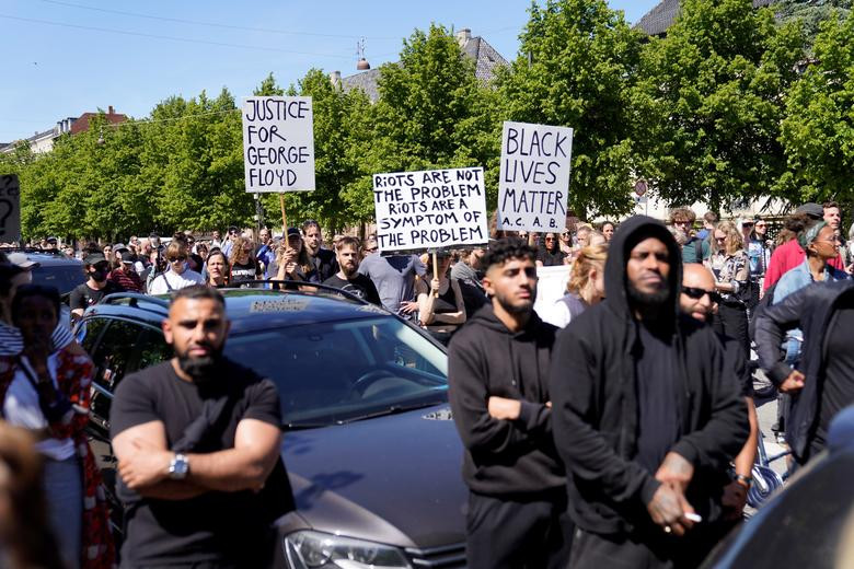 Người biểu tình "Black Lives Matter" đòi công lý cho George Floyd tập trung trước Đại sứ quán Mỹ ở Copenhagen, Đan Mạch, ngày 31/5.