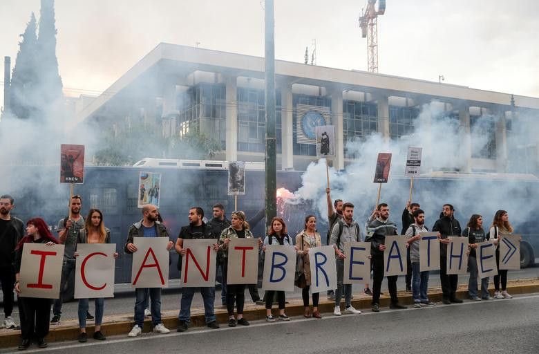 Những người ủng hộ Đảng Cộng sản Hy Lạp hô vang khẩu hiệu trong cuộc biểu tình bên ngoài Đại sứ quán Mỹ tại Athens, Hy Lạp, ngày 1/6.