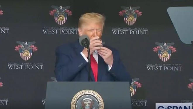 Tong thong Trump buoc ron ren xuong bac, gay nghi van ve suc khoe-Hinh-2