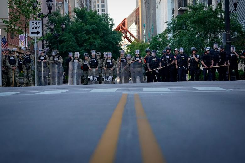 Các binh sĩ cùng lực lượng Vệ binh Quốc gia và cảnh sát phong tỏa một con phố trong cuộc biểu tình phản đối cái chết của Breonna Taylor và George Floyd, tại Louisville, Kentucky, ngày 31/5.