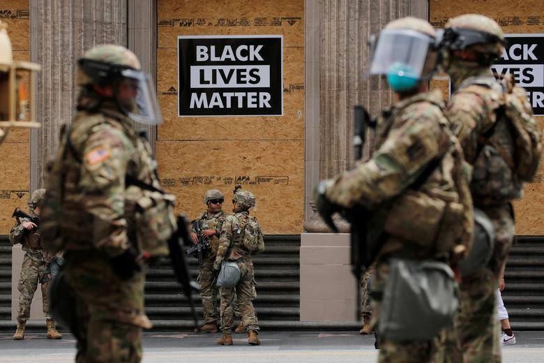 Các thành viên của Vệ binh Quốc gia Mỹ đứng trước nhà hát Dolby dọc đại lộ Hollywood ở Los Angeles, bang California, ngày 2/6.