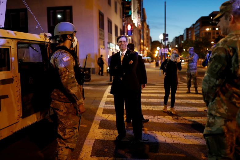 Bộ trưởng Quốc phòng Mỹ Mark Esper thăm lực lượng Vệ binh Quốc gia bảo vệ Nhà Trắng hôm 1/6.