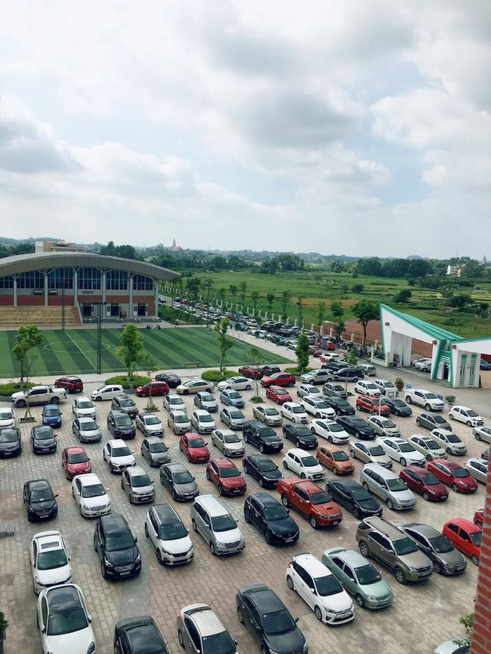 Gan tram chiec oto do kin san truong ngay hop phu huynh o Thai Nguyen-Hinh-2