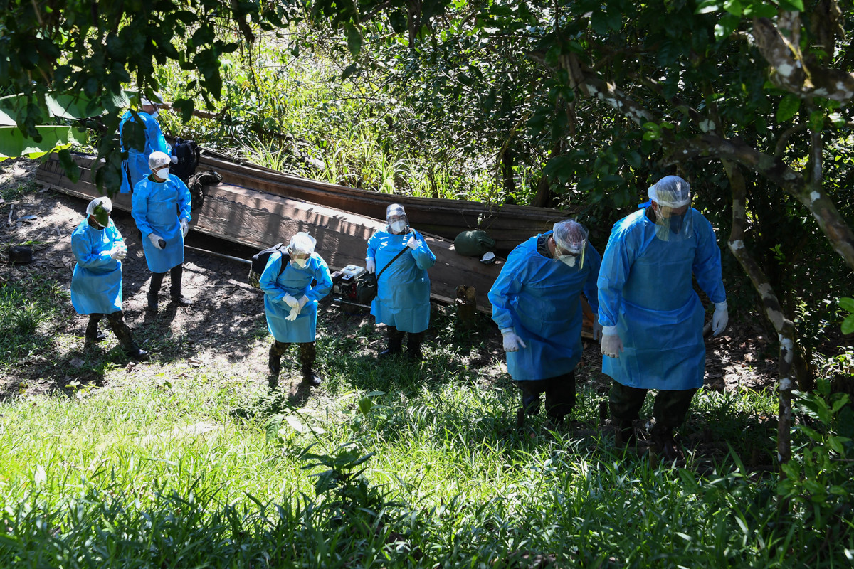 Với trên 1,2 triệu ca nhiễm và gần 55.000 người thiệt mạng, Brazil hiện là quốc gia chịu ảnh hưởng nặng nề nhất bởi dịch COVID-19 ở khu vực Mỹ Latinh và là ổ dịch lớn thứ hai thế giới. Ảnh: Đội ngũ y tế của Lực lượng Vũ trang Brazil tới làng Cruzeirinho, bang Amazonas, để hỗ trợ người dân nơi đây trong cuộc khủng hoảng COVID-19. (Nguồn ảnh: Al Jazeera/Reuters)