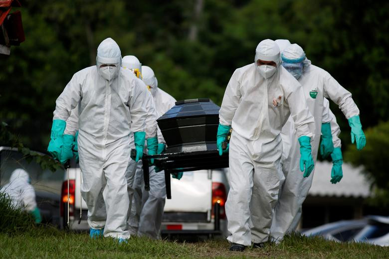 Thi thể một người tử vong vì COVID-19 được chôn cất tại nghĩa trang Cementerio Jardin ở Soyapango, El Salvador, ngày 12/6.