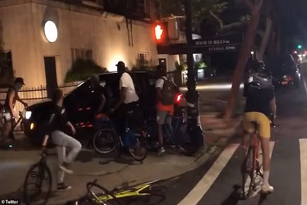 Oto lao thang vao nguoi bieu tinh tai New York